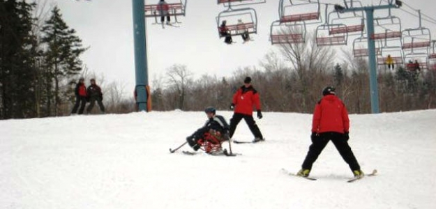 Usager du CMR descendant une piste de ski