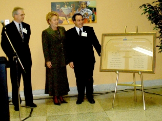 Dévoilement de la plaque commémorative de l'inauguration du CMR en 1996